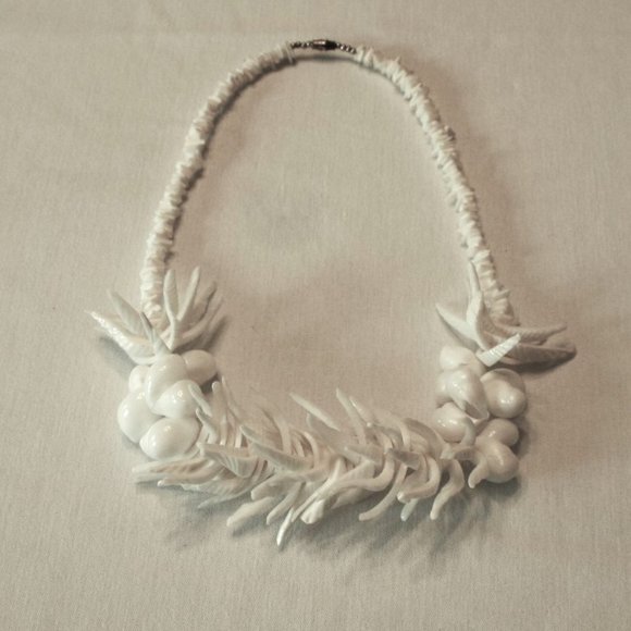 Reduced! WHITE Hawaiian Style STATEMENT NECKLACE - Picture 1 of 6